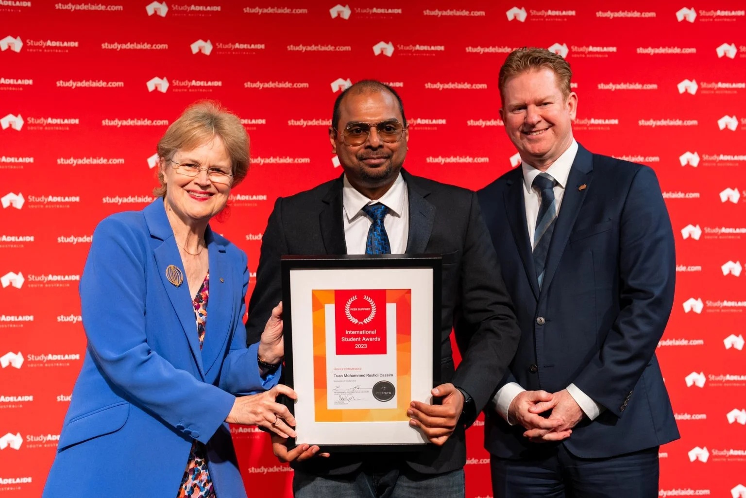 Tuan (centre) receives recognition at the 2023 StudyAdelaide International Student Awards for his outstanding achievements as an international student in Australia. <a href="https://australiaawardssouthasiamongolia.org/studyadelaide-awards/" target="_blank" rel="noopener">Learn more</a>. Photo credited to: <a href="https://studyadelaide.com/whats-happening/2023-international-student-awards-winners" target="_blank" rel="noopener">StudyAdelaide South Australia</a>.